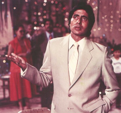 From Injury to Icon: Unveiling the Origin of Amitabh Bachchan's Unique Gesture in 'Sharaabi'