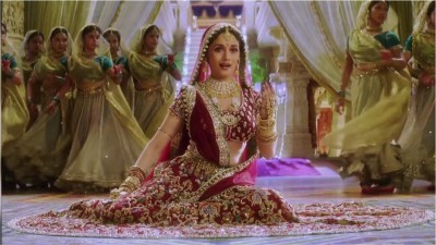 Madhuri Dixit's Iconic Dance in the 30 Kg Lehenga of 'Kaahe Chede Chede Mohe'