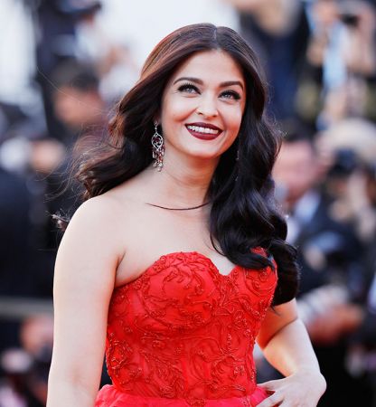 Aishwarya Rai  shown her inside desi girl at a marriage crowd can’t stop staring at her