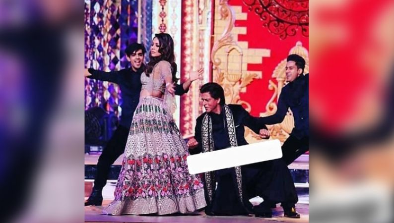 Isha Ambani- Anand Piramal sangeet night: Shah Rukh Khan performed with wife Gauri - View pics