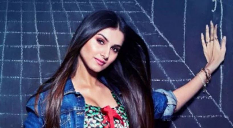 Student of the Year 2  star Tara Sutaria admit she has crush on ex-student, guess who?