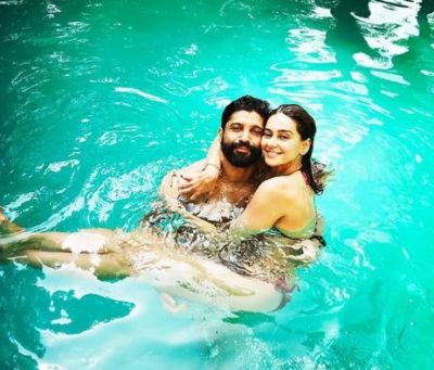 Is 'wedding vibes with my Foo' hints that  Farhan Akhtar and Shibani Dandekar us set to get married? check it out here