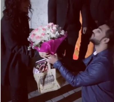 Watch Video: A boy goes down on his knees to make the Valentine's Day of Single Neha Kakkar's
