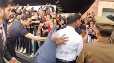 Video!! Security pushes Fan as he jumped Barricade to meet Akshay Kumar, Actor this Gesture went viral