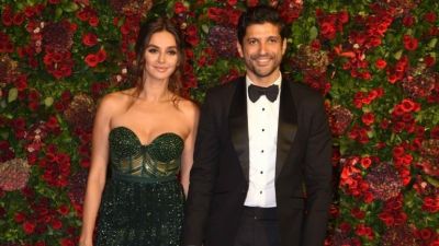 Farhan Akhtar and Shibani Dandekar are just 'Four feet from paradise', check out the lovely picture here