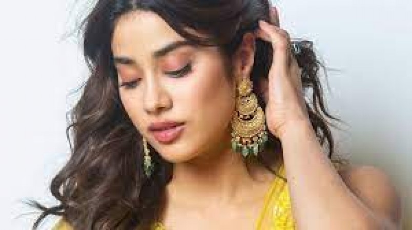 Jhanvi Kapoor added a touch of beauty in a yellow sari with open hair.