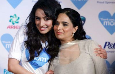 Why did Shraddha Kapoor's mom breakdown on the set of her film?