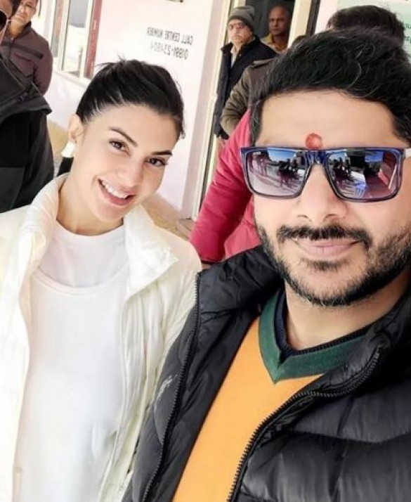 Watch, Amid the 200 Extortion case, Jacqueline Fernandez offers Prayer at Vaishno Devi Temple