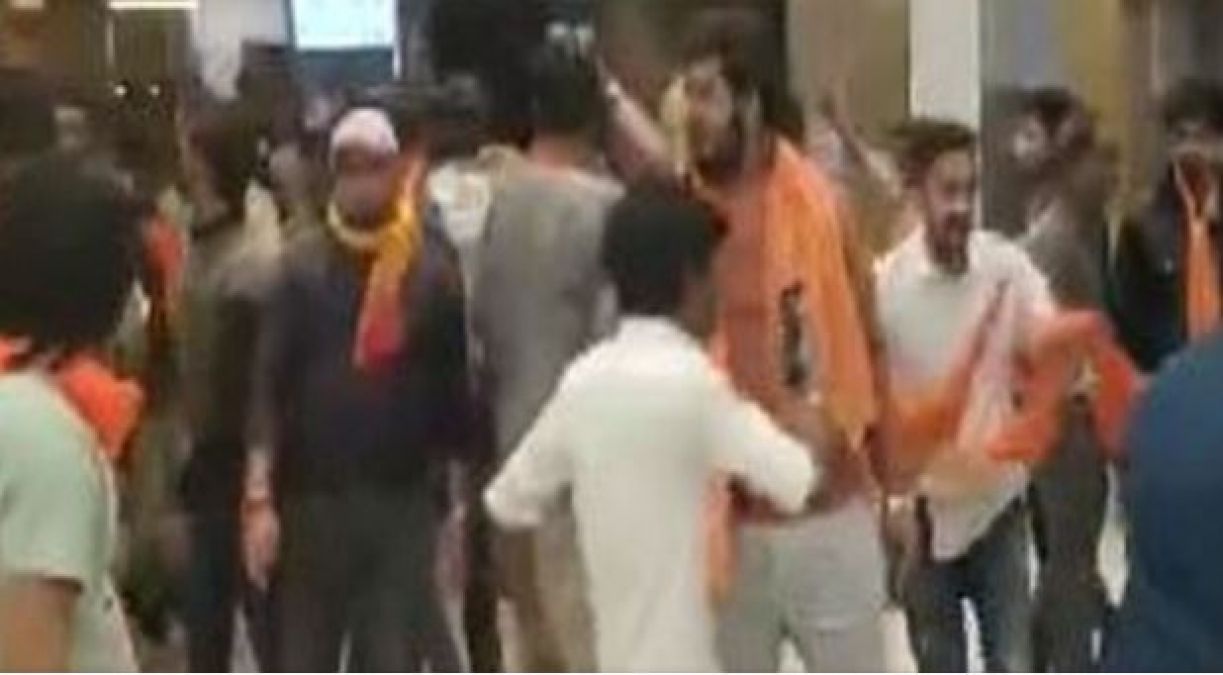 Video!! Bajrang Dal tears down Shah Rukh Khan and Deepika Padukone’s poster, violent protest against ‘Pathaan’