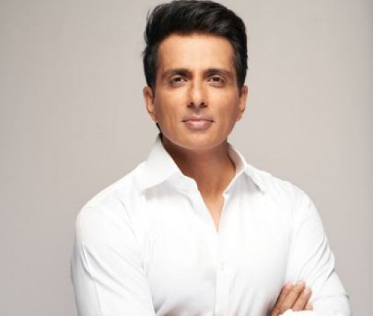 “Shamaprarthi…”, Sonu Sood apologizes to Northern Railway for his viral Train video