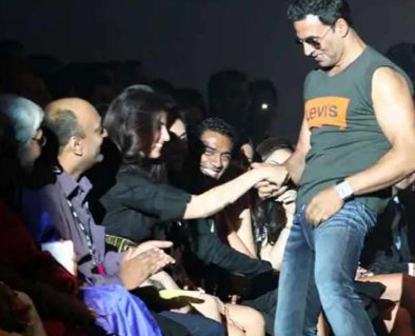 When Akshay Kumar forced Twinkle Khanna to unbutton his jeans at a Public event, Held for promoting obscenity