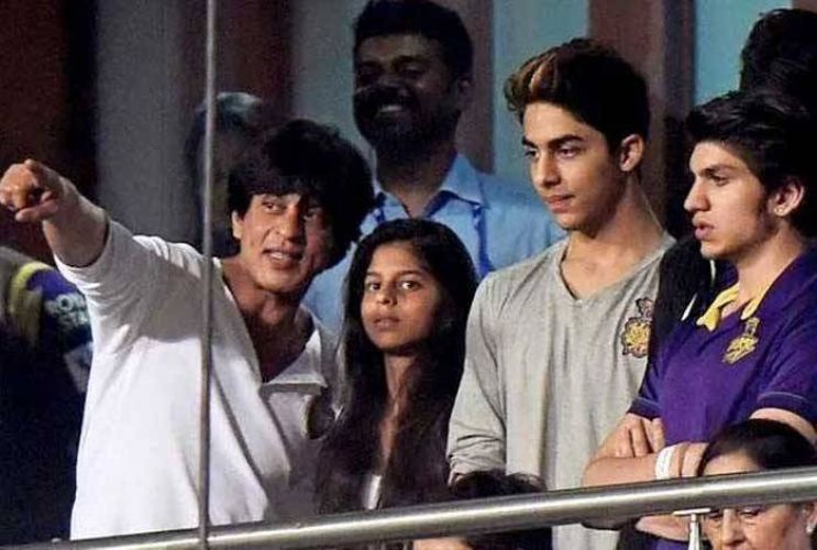SRK teaches his sons Aryan and li'l AbRam to see women with equality
