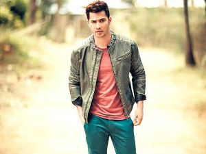 Varun Dhawan's jacket caught in fire at stage