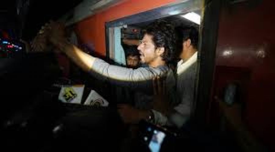 One person lost his life to see Shahrukh Khan during his train journey