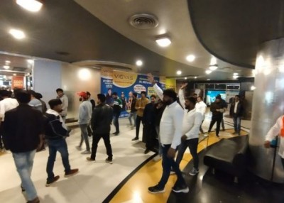 Indore: Hindu Organization and Bajrang Dal stopped Pathaan screening, huge ruckus at theatre