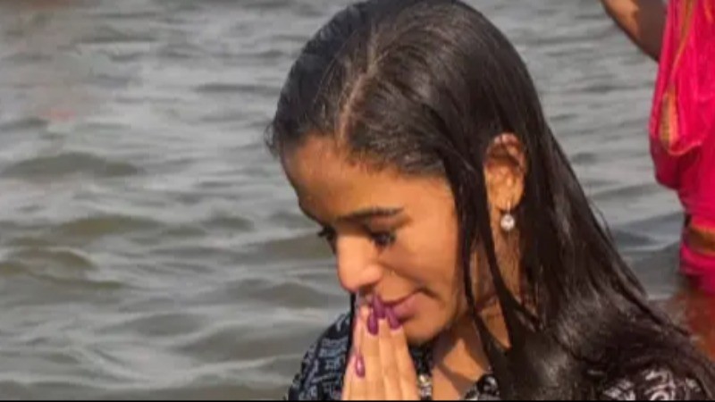 Actress Poonam Pandey takes holy dip at Mahakumbh, says “All my sins have washed away”