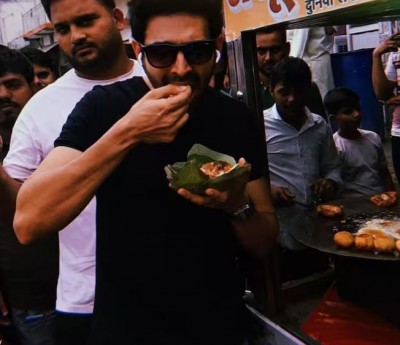 Kartik Aaryan Spotted Enjoying Street Food in Orchha, Shares Fun Photos on Instagram
