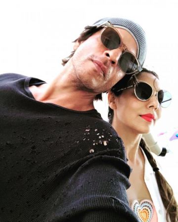 Shah Rukh posts a romantic selfie with wife Gauri
