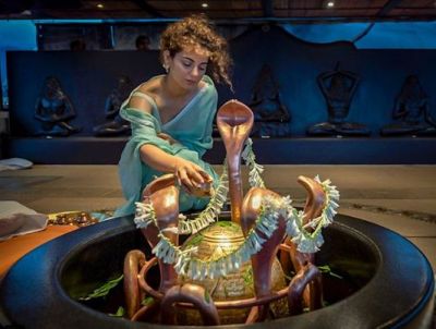 Kangana Ranaut seeks Shiva's blessing