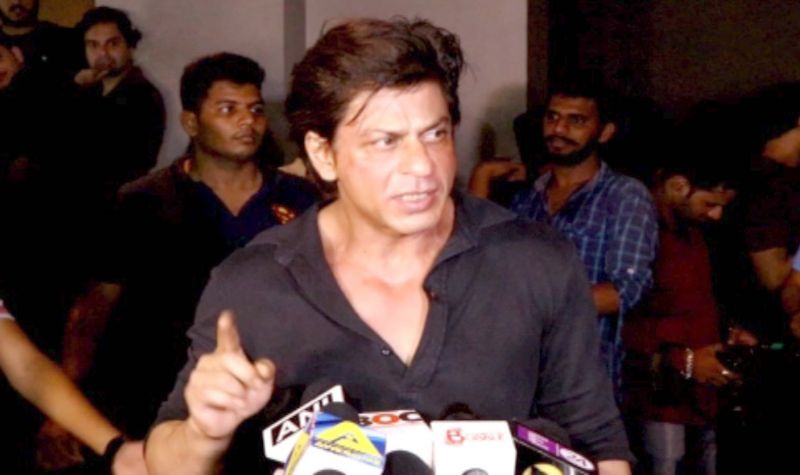 Shahrukh Khan gets angry on the reporter after a prank went wrong