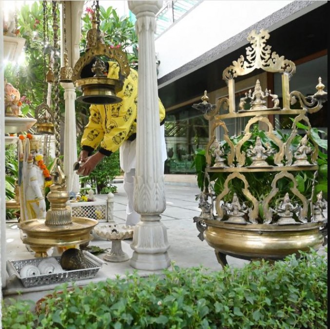 Amitabh Bachchan again showed a glimpse of the temple built in the garden of his house, Big B was seen offering water to the Shivling in the pictures