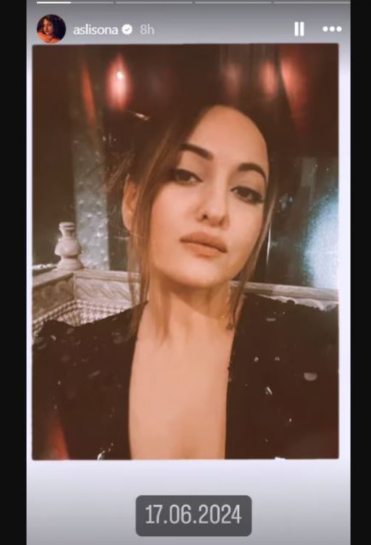 Wearing a black dress, Sonakshi rocked the bachelor party with her girl gang! Zaheer also shared pictures with the boy gang