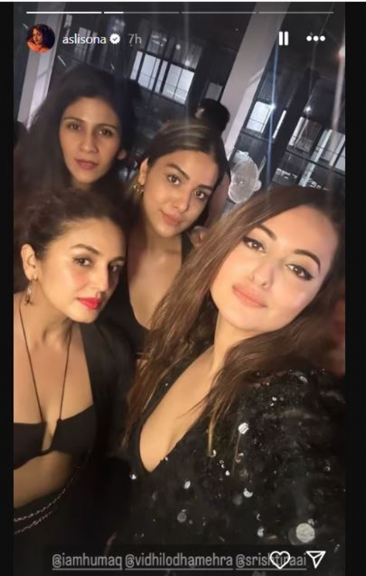Wearing a black dress, Sonakshi rocked the bachelor party with her girl gang! Zaheer also shared pictures with the boy gang