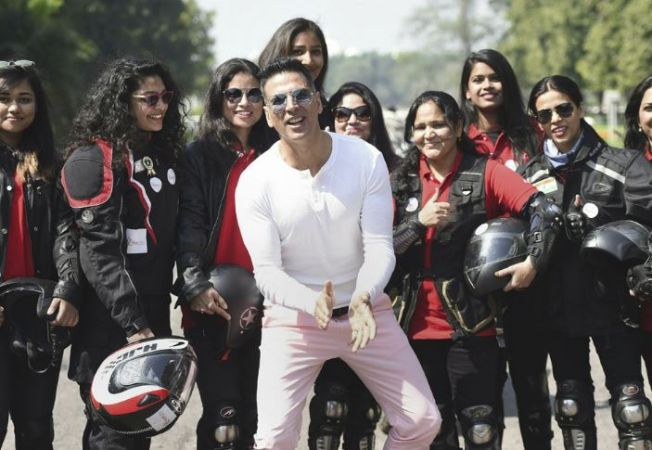 Akshay Kumar flags off run to create awareness around menstruation