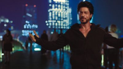 'Hadiya Min Dubai, Iktashifha' Shah Rukh Khan meets a  mysterious woman in Dubai