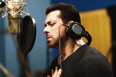 Race 3: Salman Khan pens a romantic track for the film