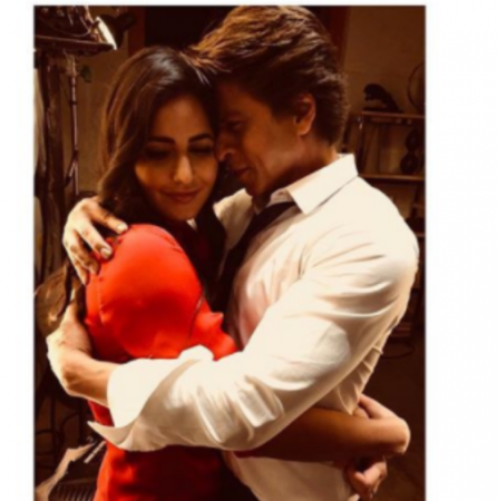 Katrina Kaif and Shahrukh Khan adorable hugging photo from the sets of 'zero'