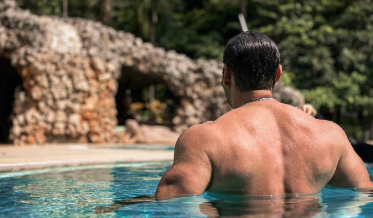 Salman Khan shows off muscles in new pool pic