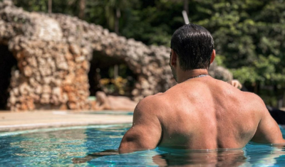 Salman Khan shows off muscles in new pool pic