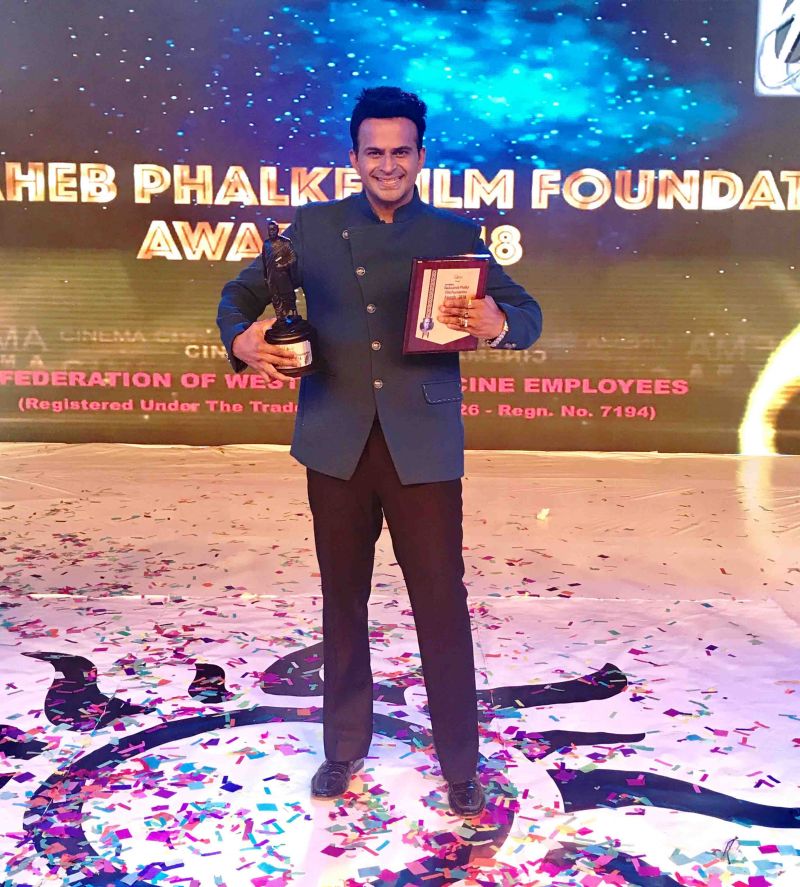 Siddharth Kannan honored at the ‘Dada Saheb Film Foundation Awards 2018’ for ’Best Anchor’.