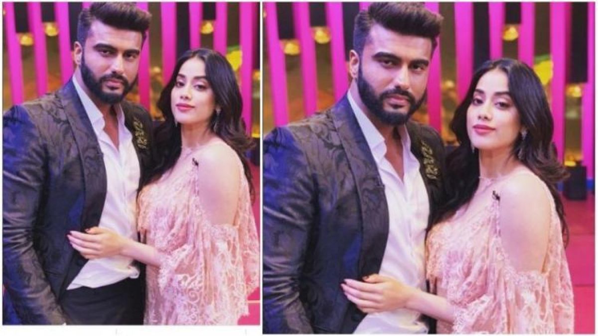 Janhvi Kapoor’s reviews about her bro Arjun Kapoor’s movie are worth reading!