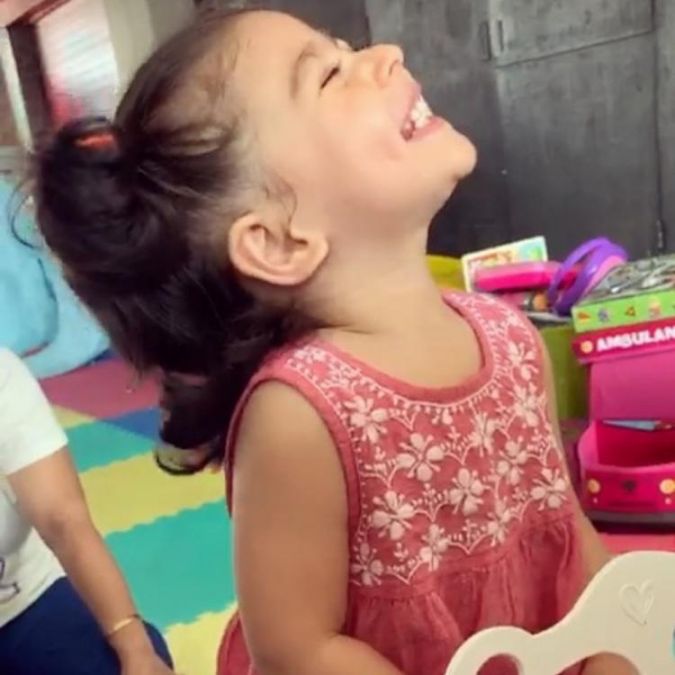 Kunal Kemmu's daughter Inaaya Naumi Kemmu giggling & crooning ‘Happy Birthday papa’