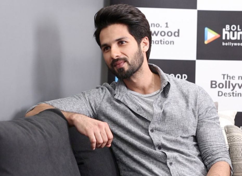 Airport look: Shahid Kapoor looks super cool in this black outfit