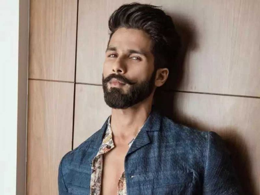 Airport look: Shahid Kapoor looks super cool in this black outfit