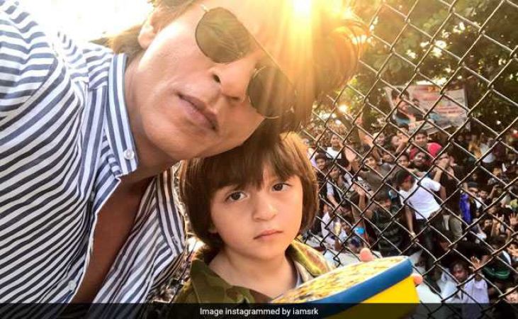 See pics!Shahrukh  took selfies with his fans on 52nd birthday