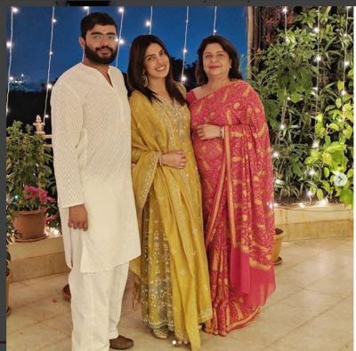 See Pic: Priyanka Chopra celebrates Diwali with mother and brother