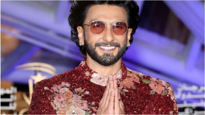 Ranveer steals the show at the opening night of film fest, performs 'Gully Boy' rap