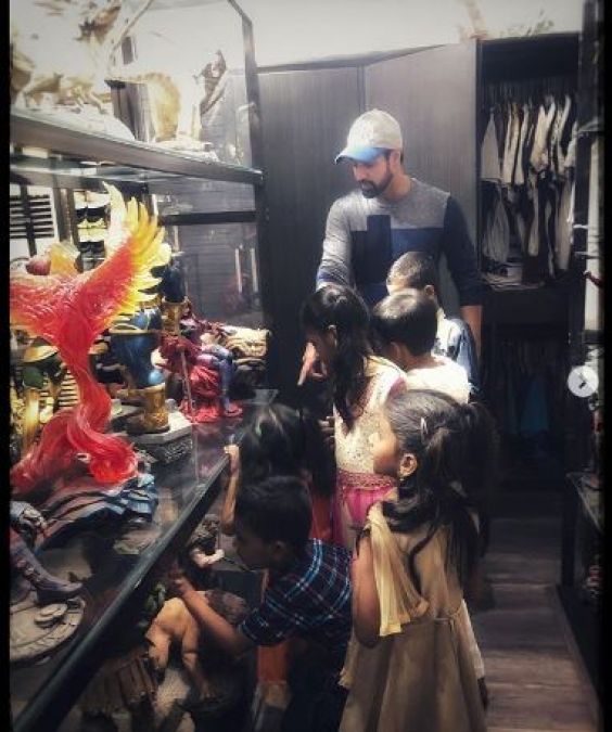 This actor celebrates Children's Day by giving superhero costume to poor children