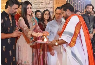 Ranbir Kapoor and Katrina Kaif embarrassing moment at Navratri Puja Event