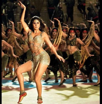 Thugs of Hindostan: Katrina Kaif slays in a golden attire for song Manzoor E Khuda's new still