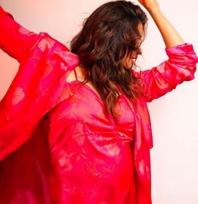 Alia Bhatt flaunts her Baby Bump in a beautiful Pink Dress