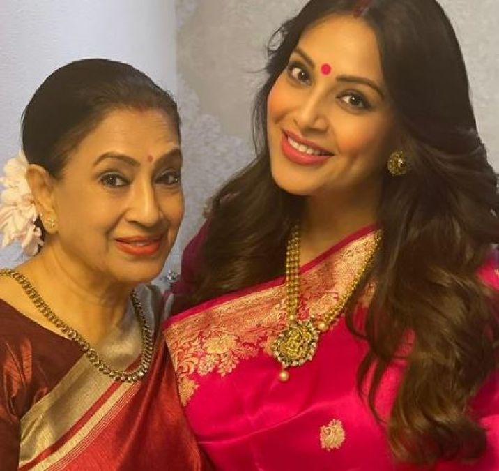 Bipasha Basu flaunts her Baby Bump in her Baby Shower Pictures