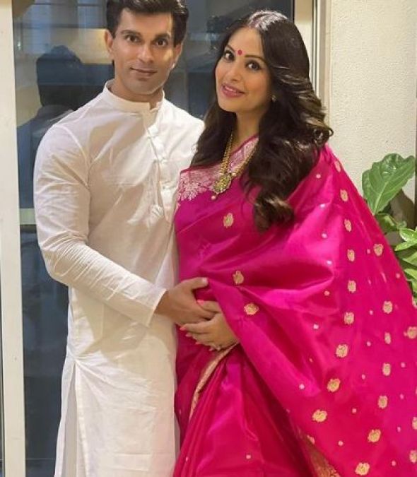 Bipasha Basu flaunts her Baby Bump in her Baby Shower Pictures