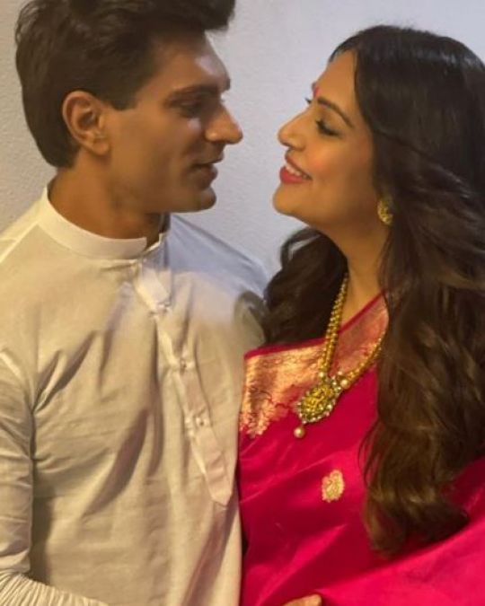 Bipasha Basu flaunts her Baby Bump in her Baby Shower Pictures