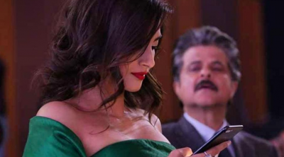 Anil Kapoor caught in click where he is peeping into her daughter Sonam Kapoor’s phone.