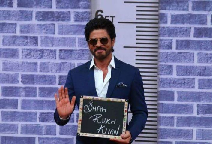Shahrukh spread his charm for female staff on V-day